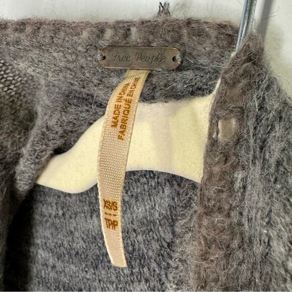 Free People Latitude 30 Wrap Poncho Shawl Rainbow Gray Fringe Sweater Stripe - Picture 12 of 15